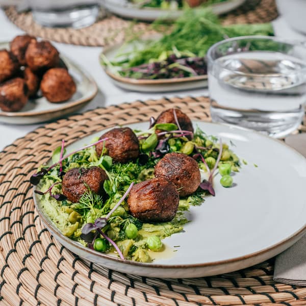 Boulettes de viande hachée végétaliennes avec de l'houmous aux épinards @limon.rimon