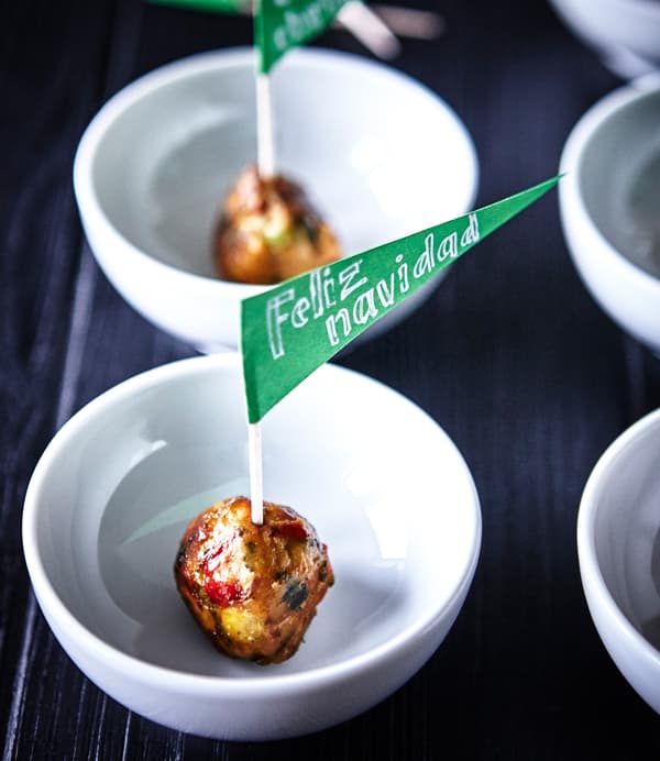 Boulettes végétariennes déposées dans des bols IKEA 365+ et décorées de mini-drapeaux.