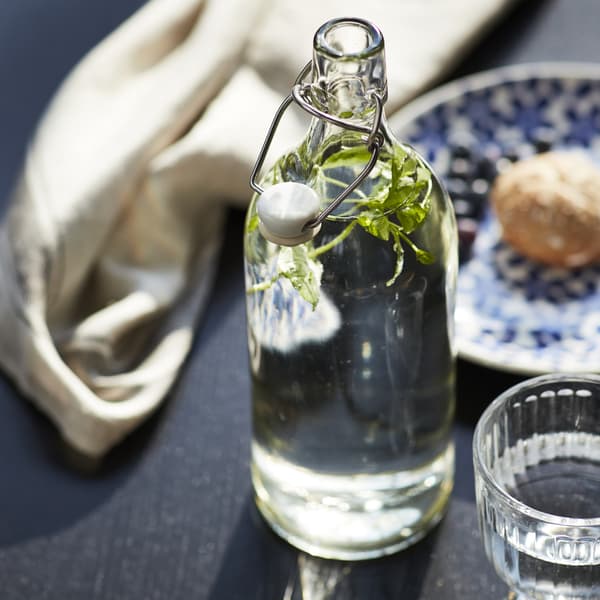 Bouteille en verre rempli d'eau sur un table dressé