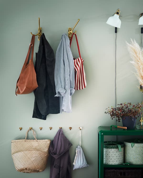 Brass-coloured 3-armed swivel hooks and smaller hooks are mounted in different heights so the entire family can reach them.