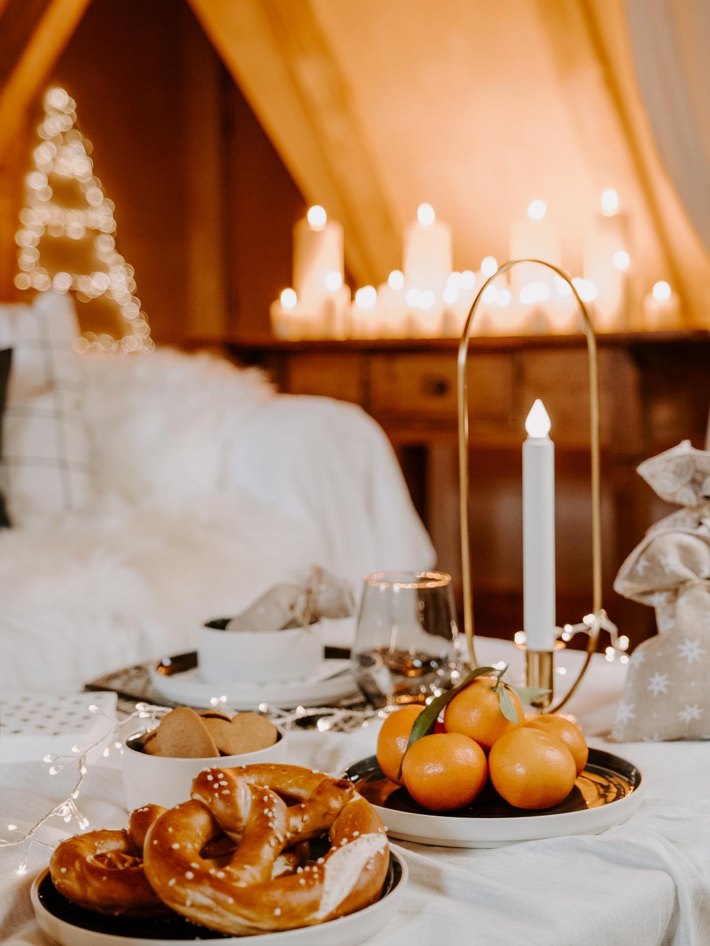Bretzel et clémentines sur une table dressée