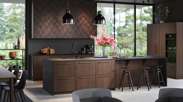 Bright kitchen with windows, SINARP drawers, HASSLARP doors, black ceiling lamps and high stools.