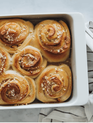 Brioche vegane di pasta lievitata con caramello al sidr.