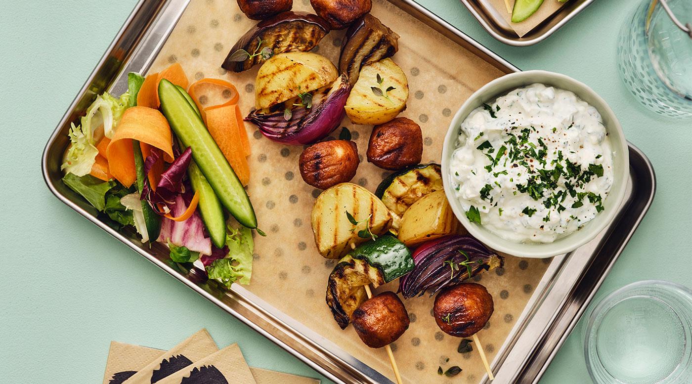 Brochettes de boulettes BBQ et trempette de feta