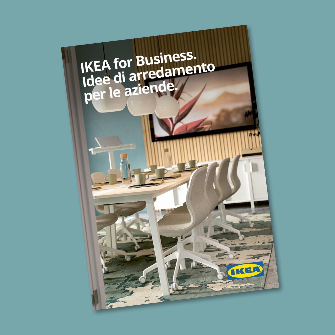 Brochure “IKEA for Business” con idee d’arredo per aziende davanti a una moderna sala riunioni.