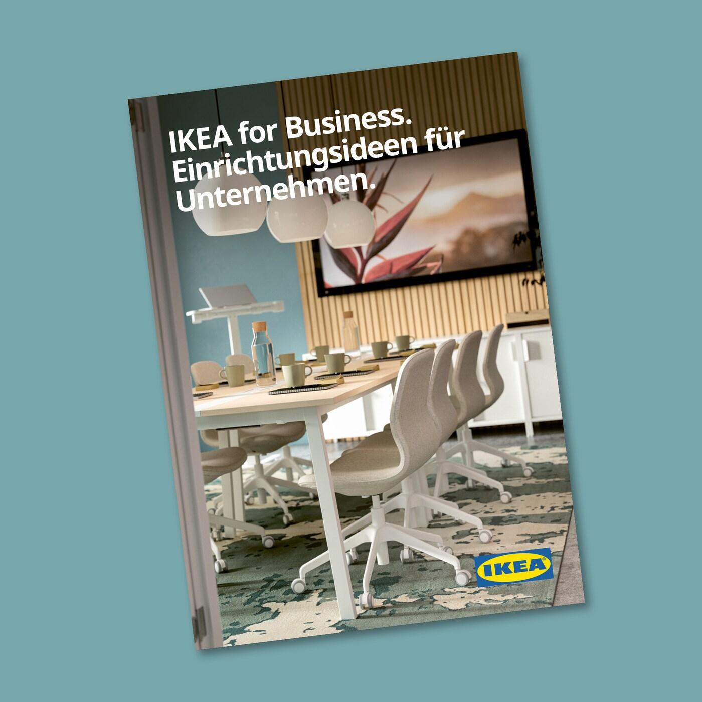 Broschüre „IKEA for Business“ mit Einrichtungsideen für Unternehmen vor modernem Besprechungsraum.