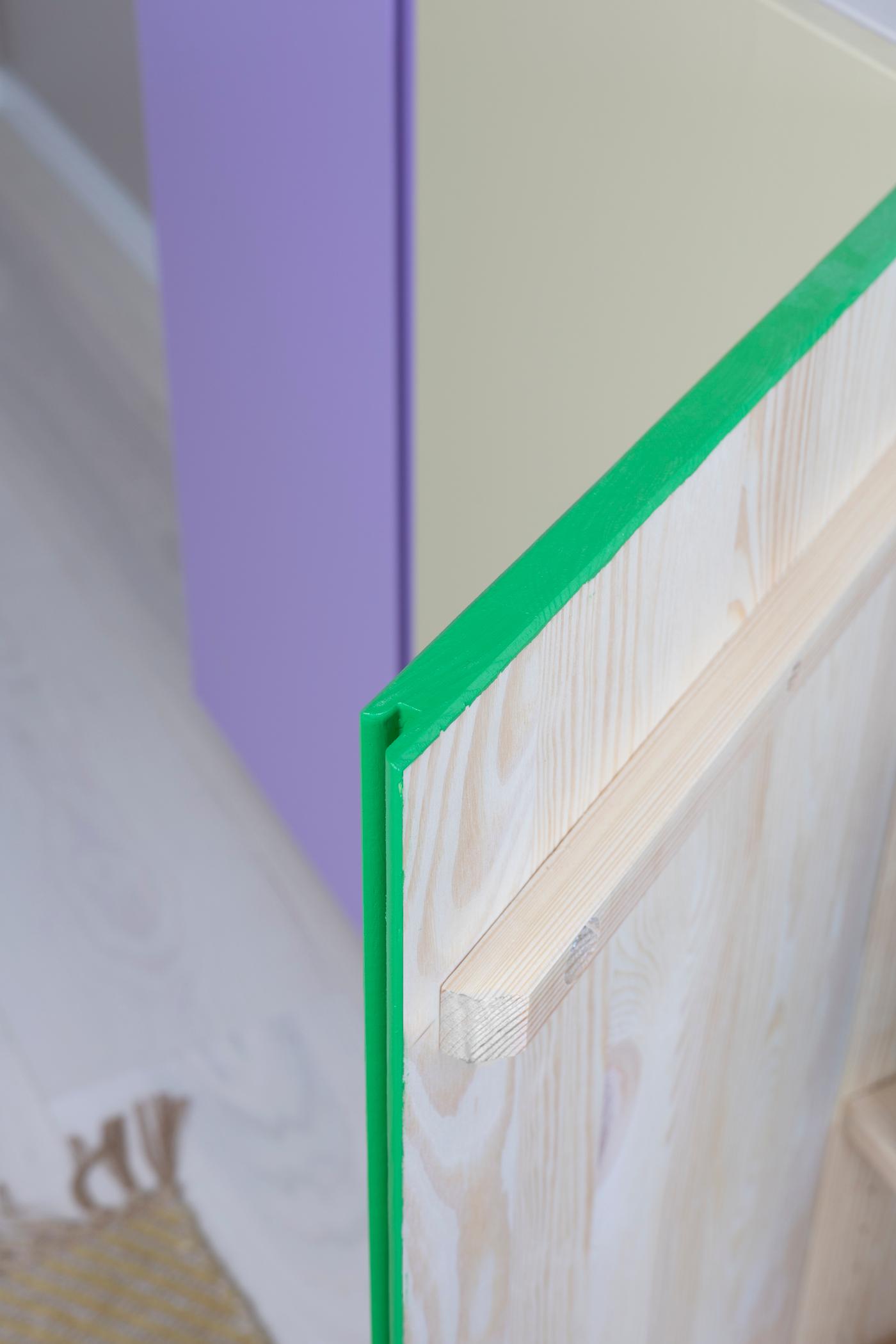 Bruk maskeringsteip slik at du får en fin kant inn mot baksiden av skapet. Spilen på kanten av skapet må males med pensel.