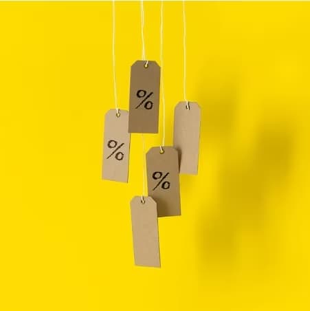 Brune merkelapper med prosenttegn på gul bakgrunn.