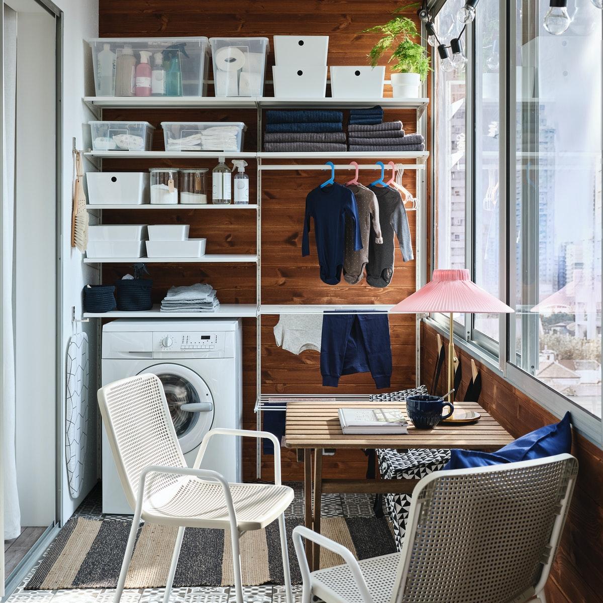 buanderie avec table et chaise, aménagée sur un balcon