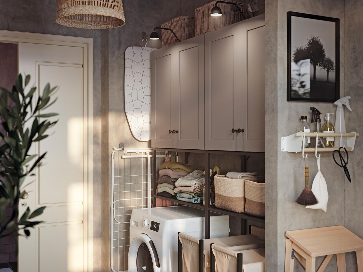 Buanderie carrelée de jaune avec armoire NYSJÖN blanche, lave-linge blanc et accessoires dans différentes couleurs.