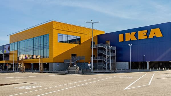 Budynek sklepu IKEA w Szczecinie, widok od parkingu.