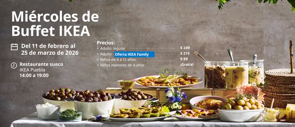 Buffet de alimentos y bebidas variado.