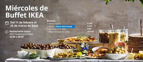 Buffet de alimentos y bebidas variado.