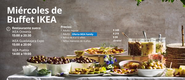 Buffet de alimentos y bebidas variados.