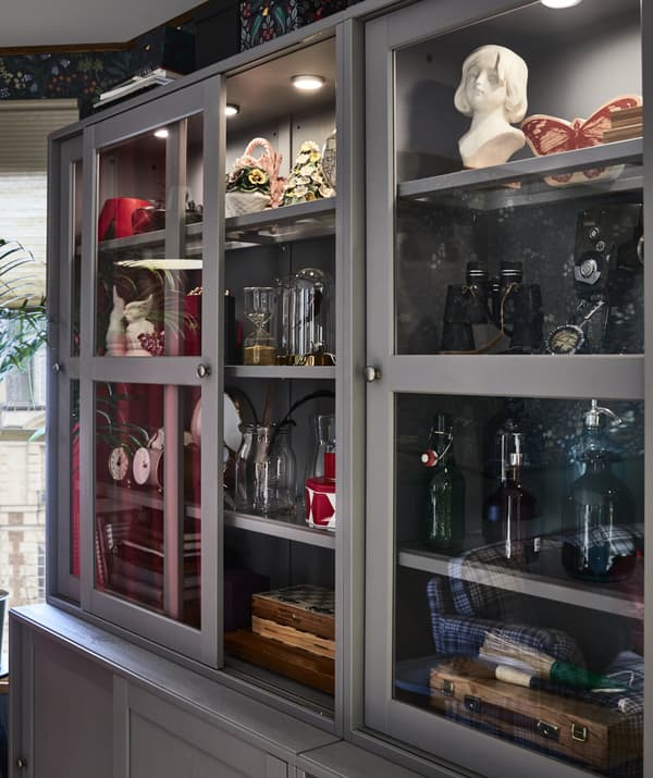 Buffet gris avec portes coulissantes vitrées.