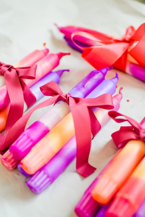 Bunte DIY-Kerzen mit Bändern gebunden, bereit, verschenkt zu werden