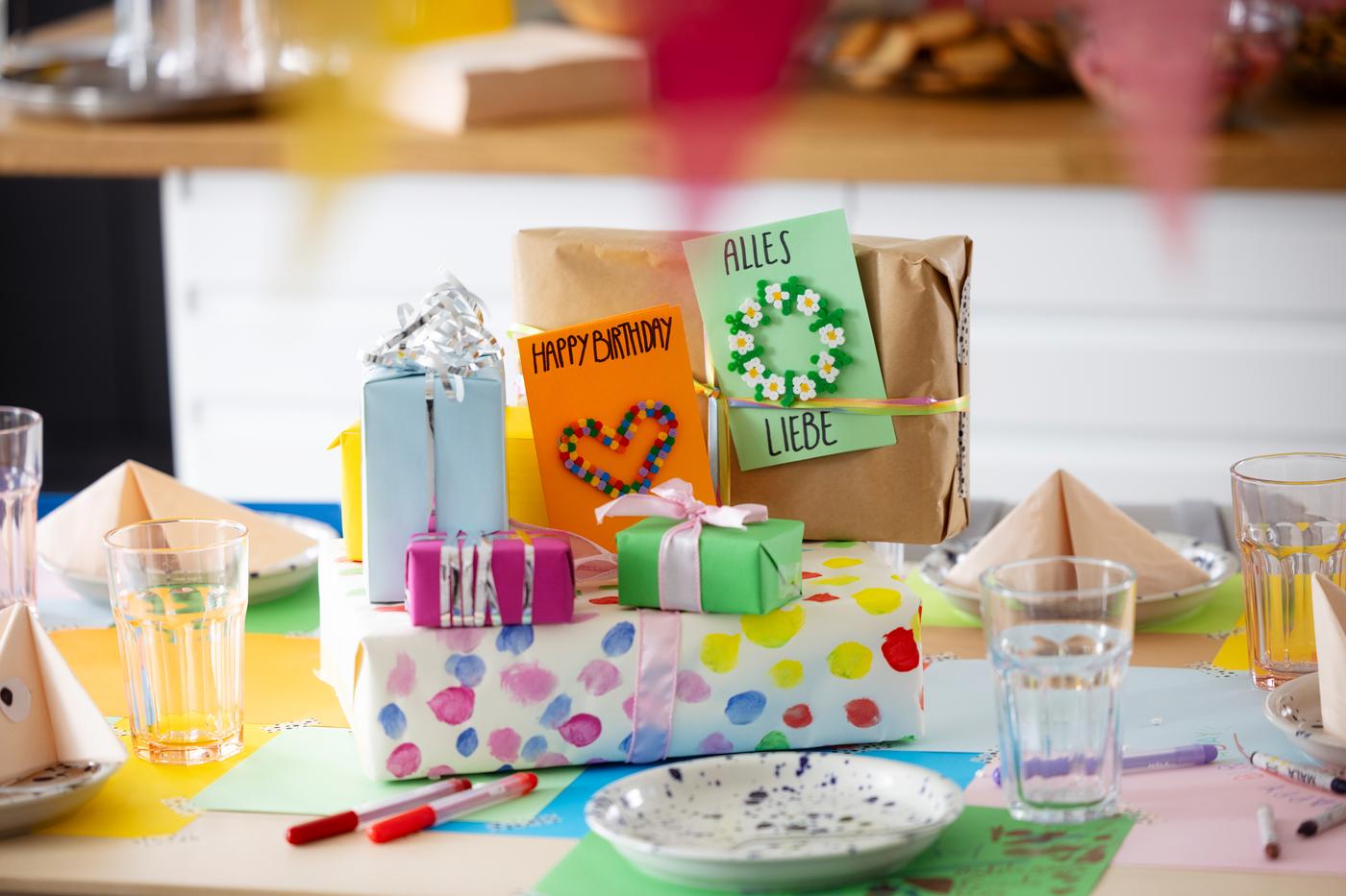Bunte Geschenke auf einem Tisch. 