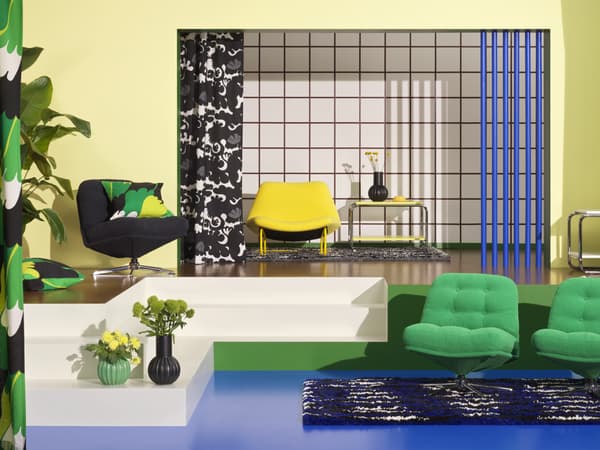 Bunter IKEA-Ausstellungsraum mit modernen Sesseln in Grün, Gelb und Schwarz, grafischen Mustern und farblich abgestimmter Raumgestaltung – kreative Wohninspiration mit Retro-Charme und Pop-Art-Einflüssen.