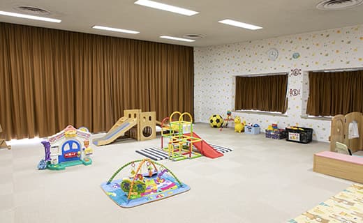 ブラウンのカーテンがお部屋の印象を暗くしている。