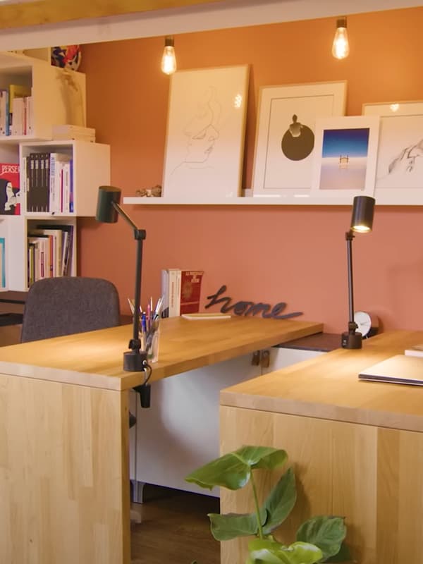 Bureau avec des tons chaleureux.
