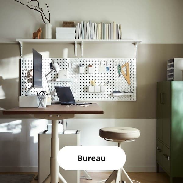 Bureau beige et bois où des éléments sont à portée de main grâce au système SKADIS