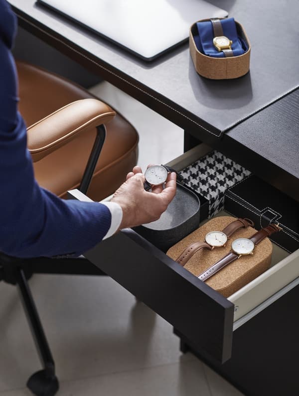Bureau en ladeblok met daarin een verzameling horloges.