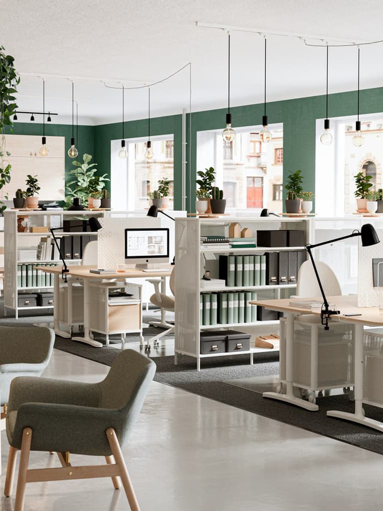 Bureau équipé de mobilier IKEA.