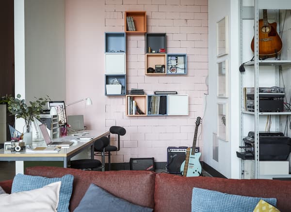 Bureau et mur rose.