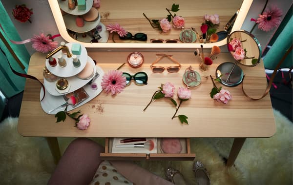 Bureau LISABO utilisé comme coiffeuse en combinaison avec un miroir STORJORM avec éclairage intégré.