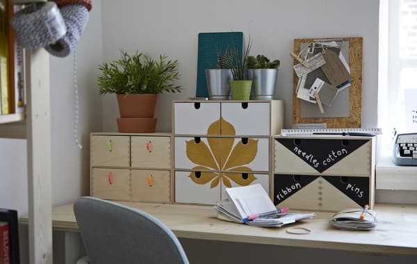 Bureau organisé avec des tiroirs.