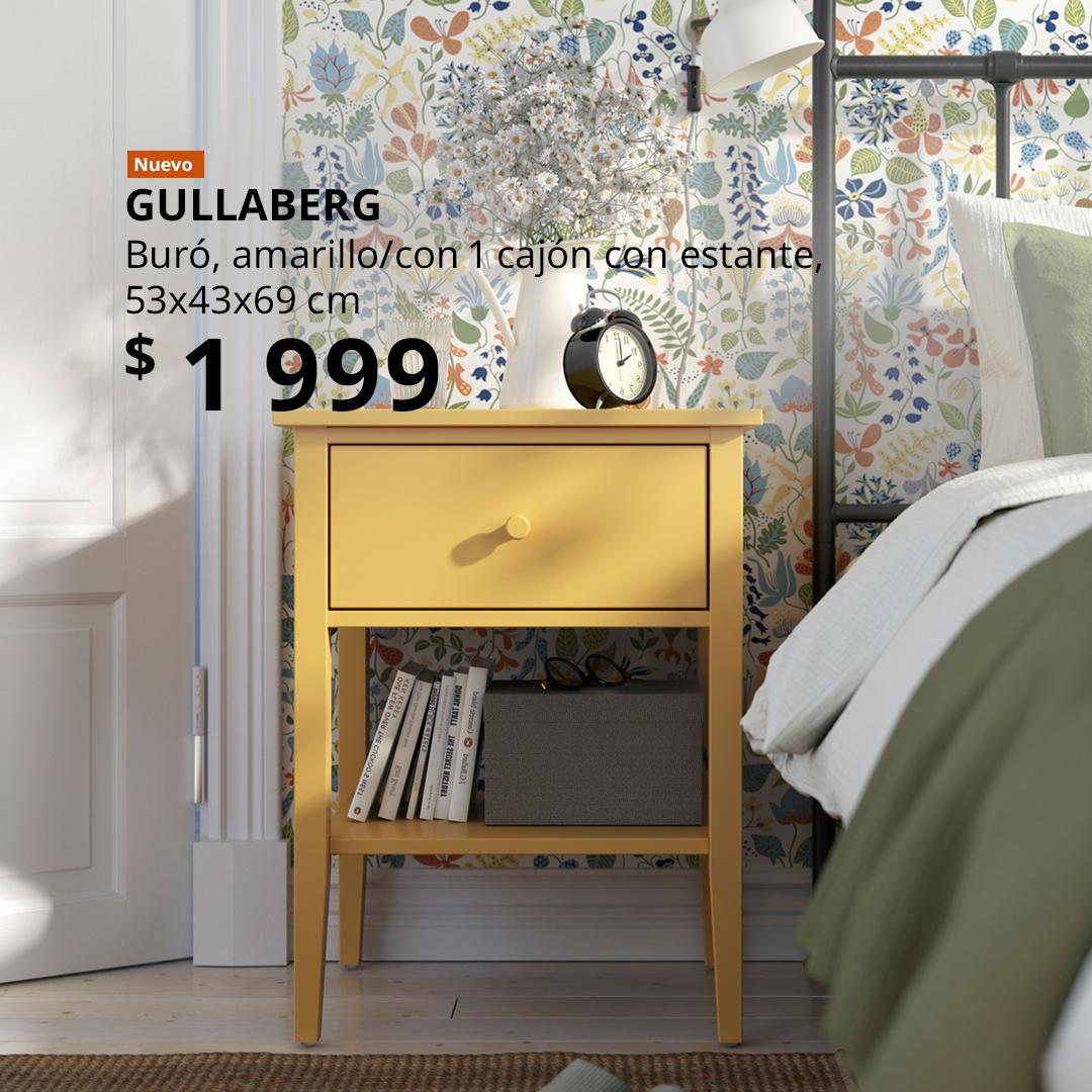 Buró GULLABERG amarillo con un cajón y un estante, colocado a un lado de la cama. 