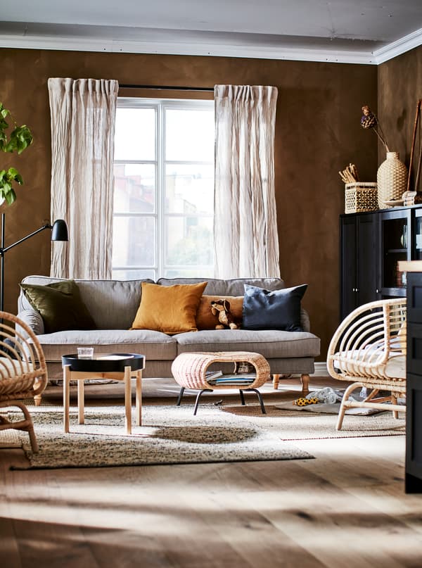 ห้องนั่งเล่นสีเอิร์ธโทน มีของตกแต่ง, ตู้เก็บของ, อาร์มแชร์ BUSKBO/บุสก์โบ, โซฟา, โต๊ะข้าง และสตูลวางเท้า