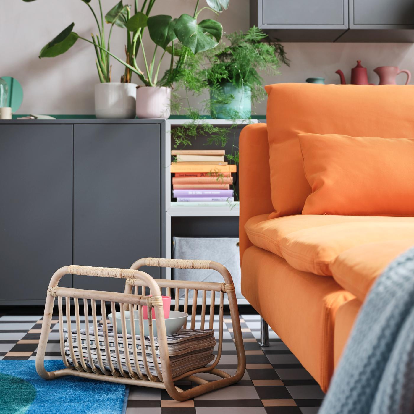 Fashionabelt vardagsrum med flexibla möbler IKEA