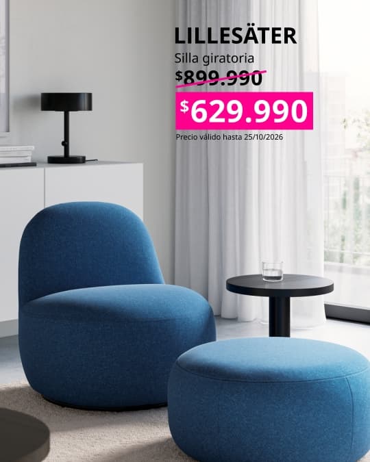 Butaca giratoria LILLESÄTER con tapizado Gunnared azul oscuro para crear un rincón de descanso.