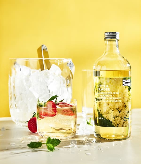 butelka z syropem i szklanką z napojem