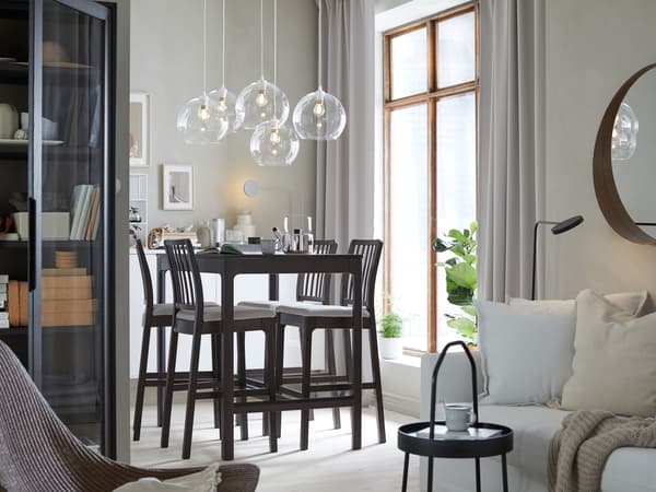 Image Reelle De Couleurs Variees Table Et Chaise Salle A Manger