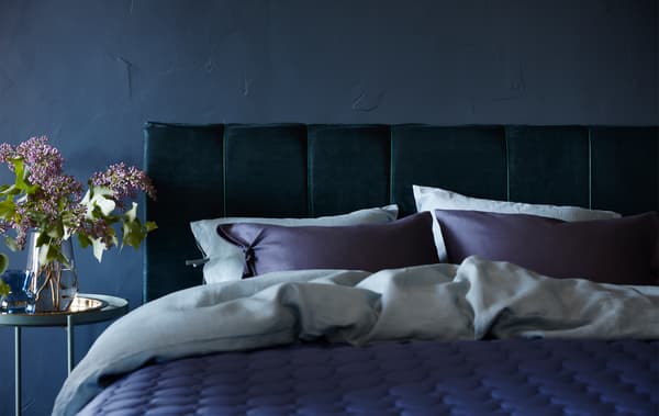 Cabeceira tapizada fabricada con cortinas de veludo de algodón azul escuro, rechea de escuma e unha estrutura de cama MALM.