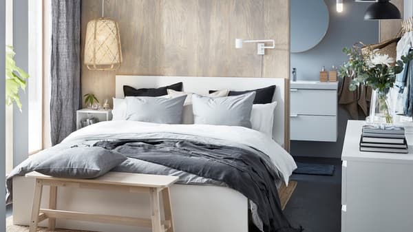 Cabeceros baratos en habitación con fondo de madera