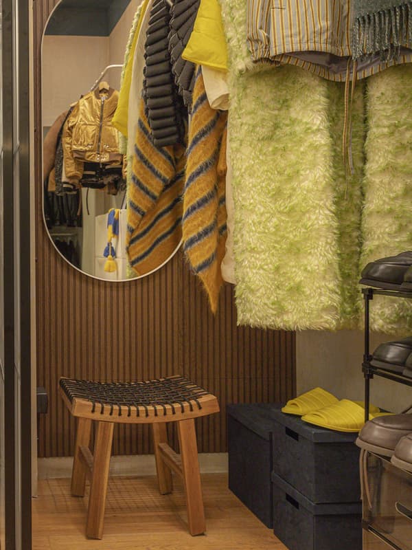 Cabina armadio di Ghali con vestiti e scarpe.