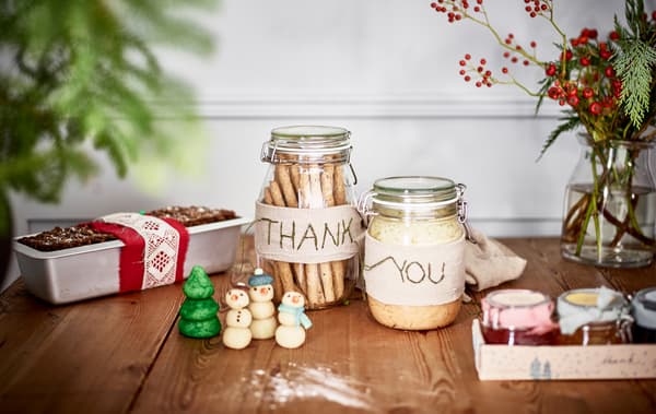 Cadeaux de fêtes faciles à réaliser à offrir aux hôtes: pain frais, bocaux de confiture, personnages en massepain, houmous et gressins.