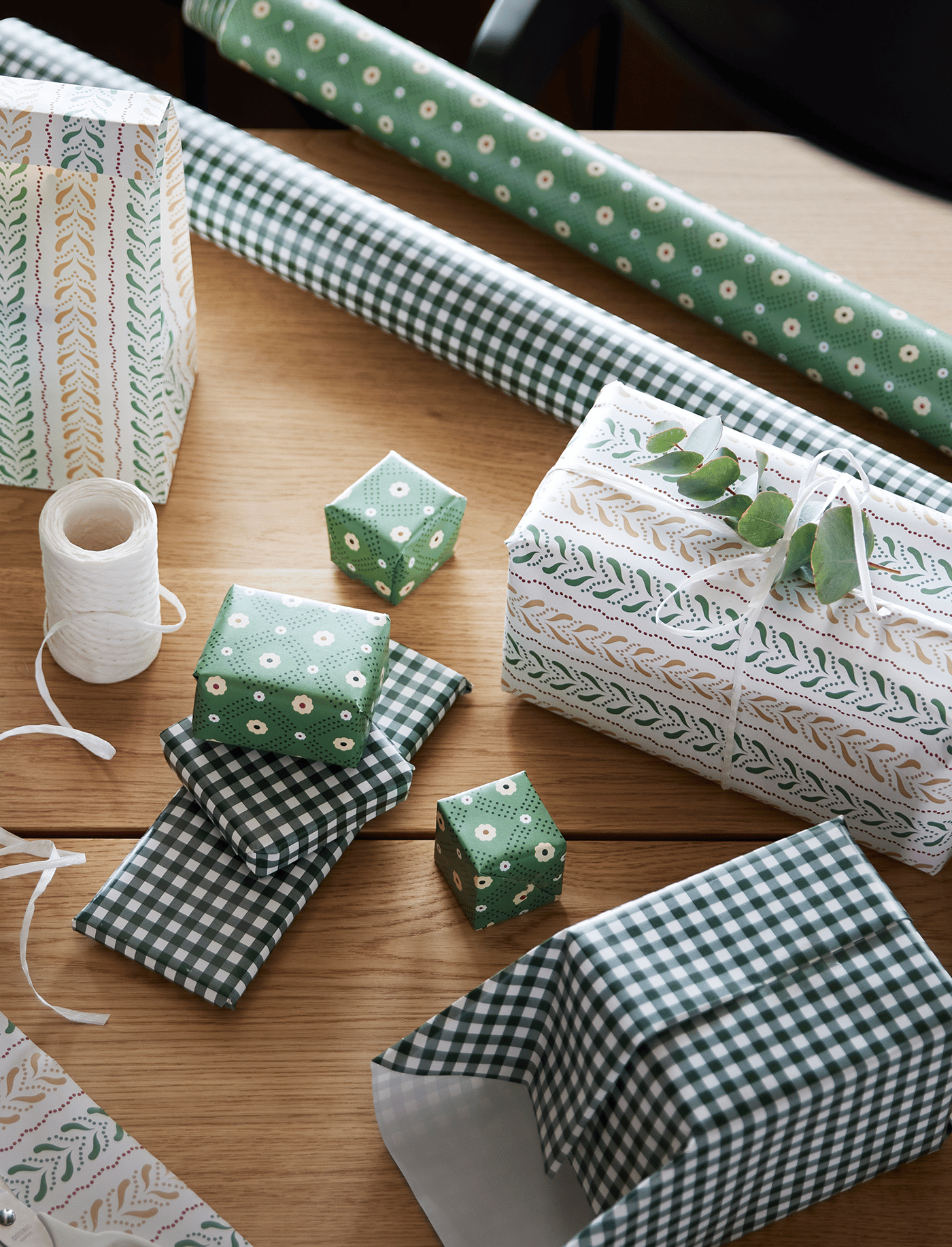 Cadeaux emballés avec du papier d'emballage amusant.