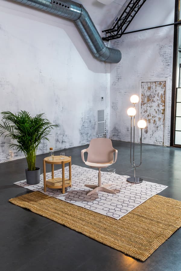cadeira, mesa, lámpada e alfombras de IKEA do seu programa Formando fogar