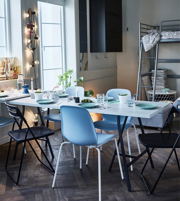 Cadeiras IKEA LEIFARNE azuis ao redor dunha mesa de comedor.