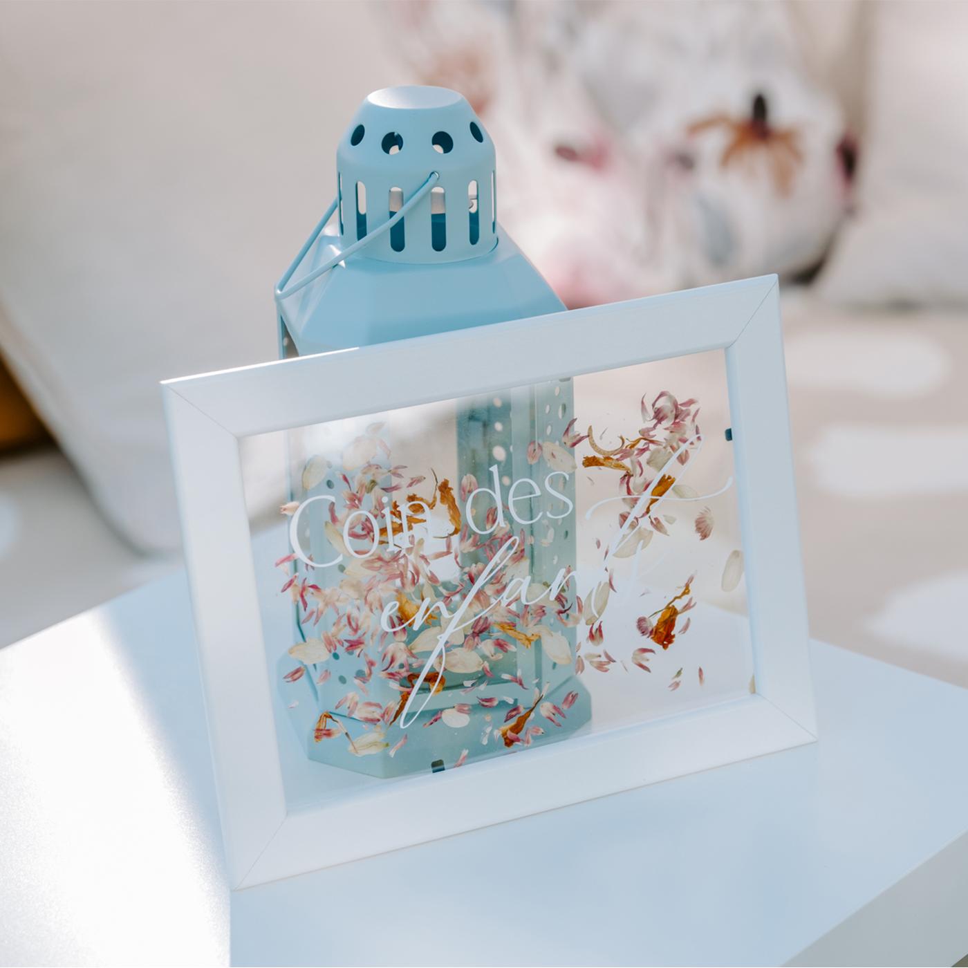 Cadre photo contre une lanterne d'extérieur bleu clair