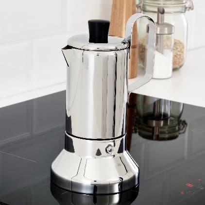 Cafetera espresso METALLISK en la barra de cocina