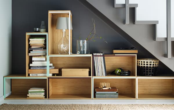Caixas de almacenaxe de IKEA amoreadas debaixo dunha escaleira.