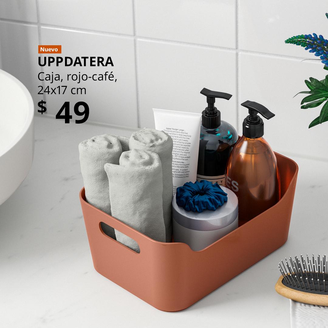 Caja UPPDATERA rojo-café con artículos para baño organizados.