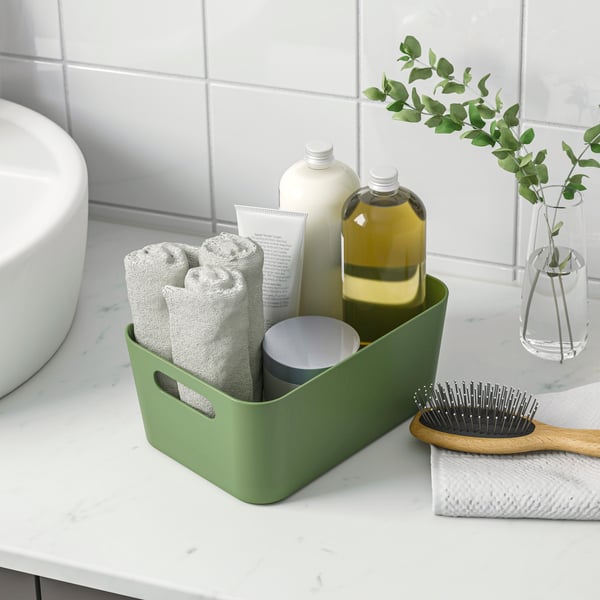 caja verde llena con accesorios de baño