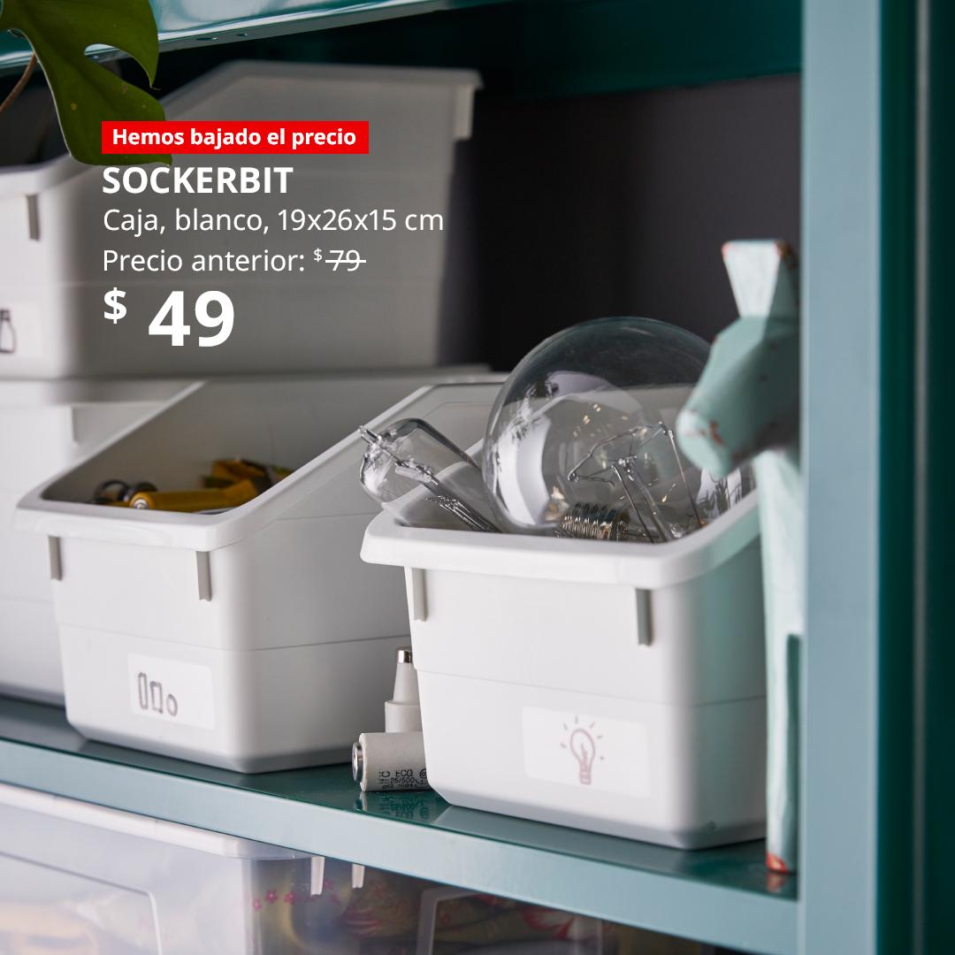 Cajas SOCKERBIT blancas para almacenamiento, colocadas en una repisa.
