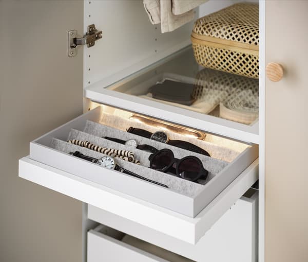 Cajón alargado blanco con interior gris y separaciones KOMPLEMENT para ordenar relojes y anteojos.